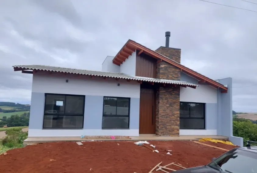 Obra entregue — casa de campo com pedra e madeira aparente