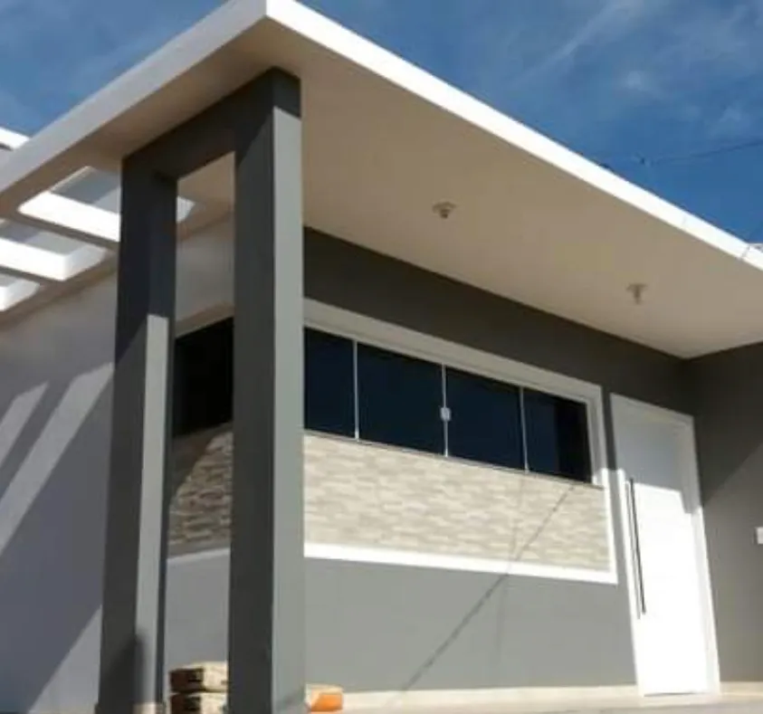 Obra entregue — fachada com pergolado e esquadrias de vidro
