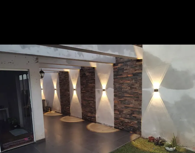 Obra entregue — área externa com iluminação embutida e pedra natural