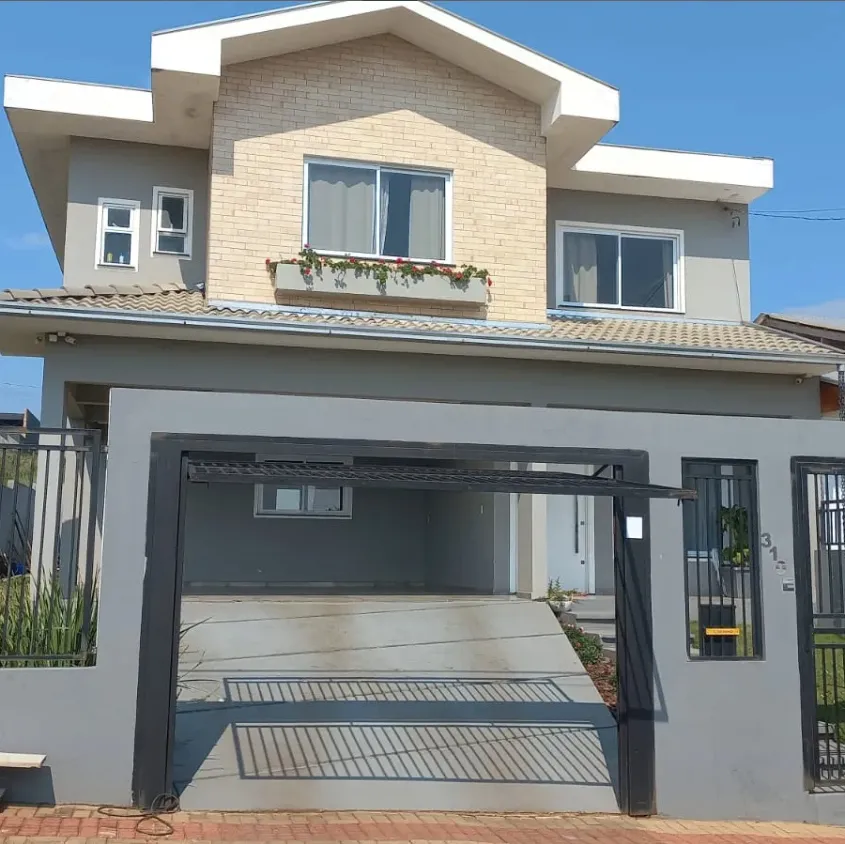 Obra entregue — sobrado residencial com fachada em tijolo aparente